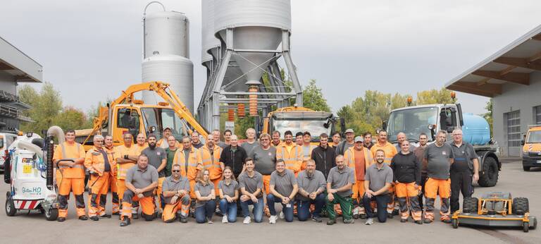 ZDS Mitarbeiter Gruppenfoto auf dem Betriebshof