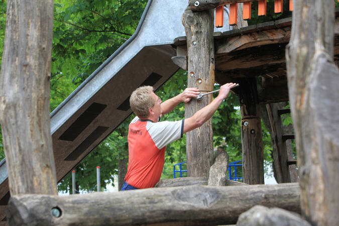 Schrauben an der Rutsche werden festgezogen