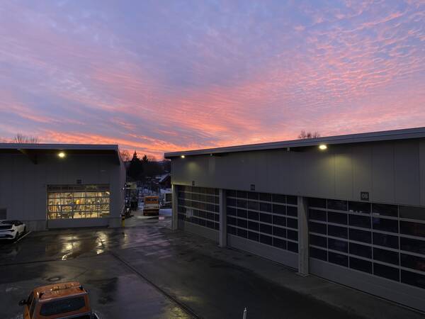 Ein Teil des Betriebsgeländes bei Sonnenaufgang