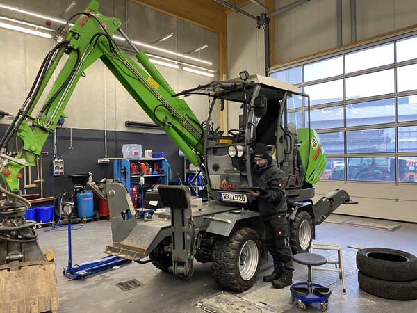 Reparaturarbeiten an einem Bagger in der eigenen Kfz-Werkstatt