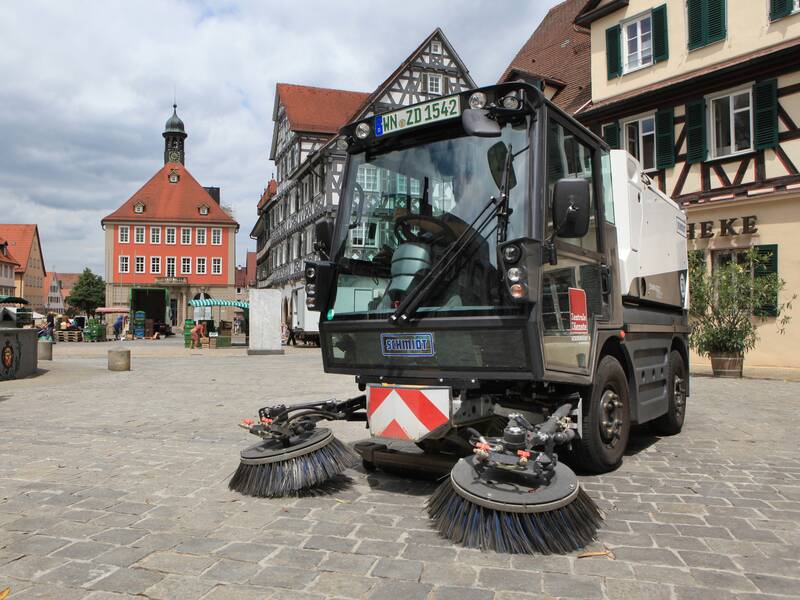 Kehrmaschine auf dem Marktplatz Schorndorf