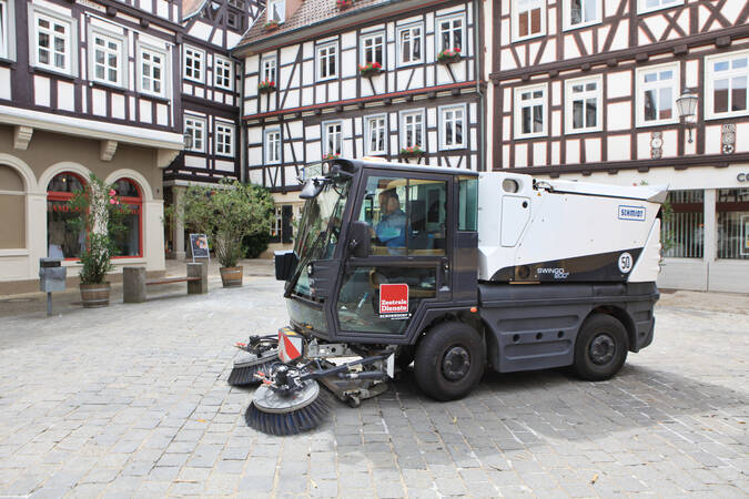 Kehrmaschine seitlich auf dem Marktplatz in Schorndorf