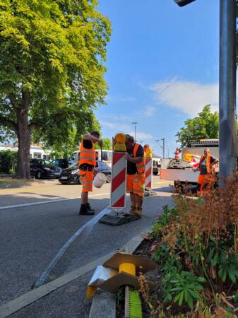 Es werden Straßenabsperrungen aufgestellt