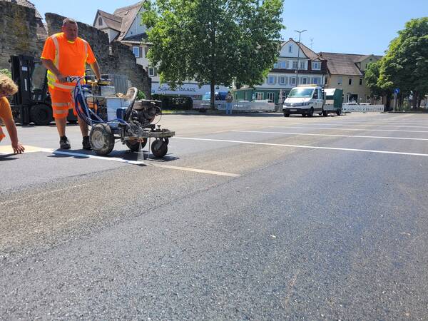 Mitarbeiter mit Markierungsmaschine