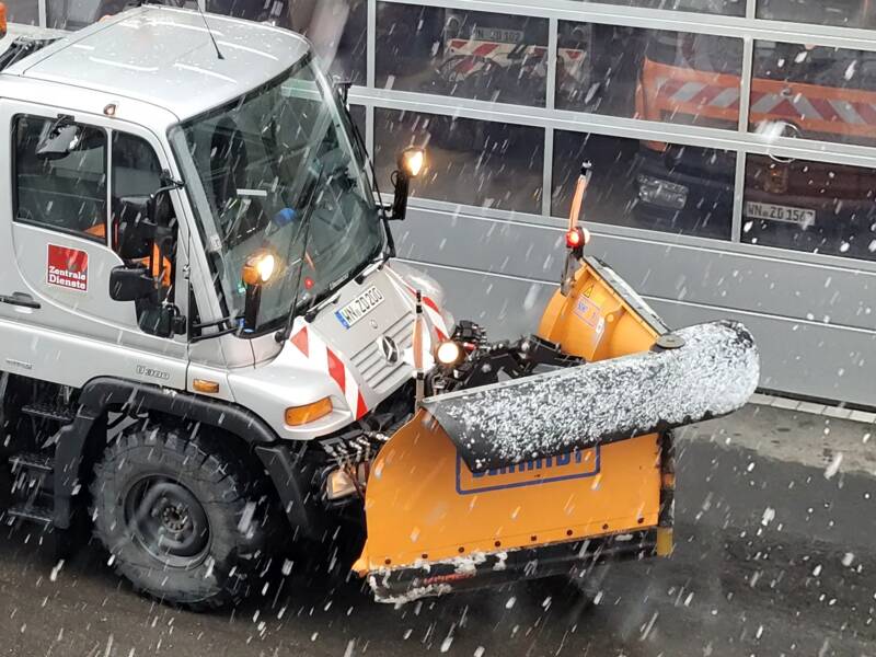 Winterdienstfahrzeug bei Schneefall